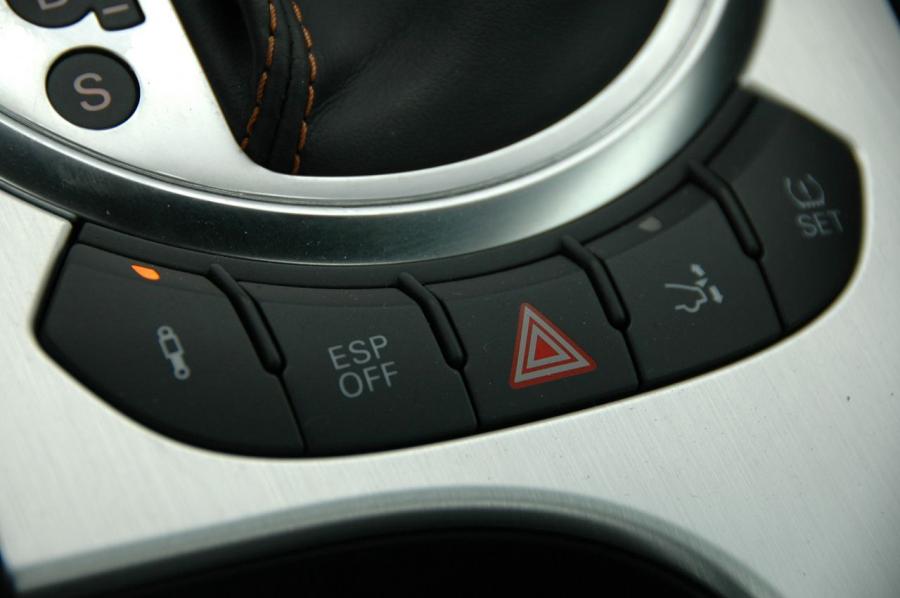 Детали интерьера Audi TTS Coupe (8J) 2008 года  (NA) (фото 10 из 40)